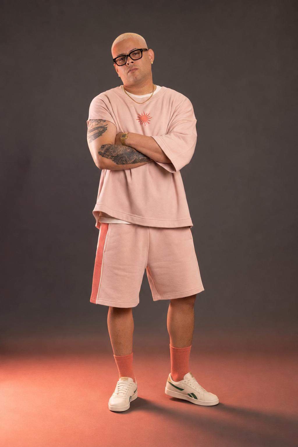 Yanny Rouse con vestuario rosa ante un fondo oscuro con luz cálida